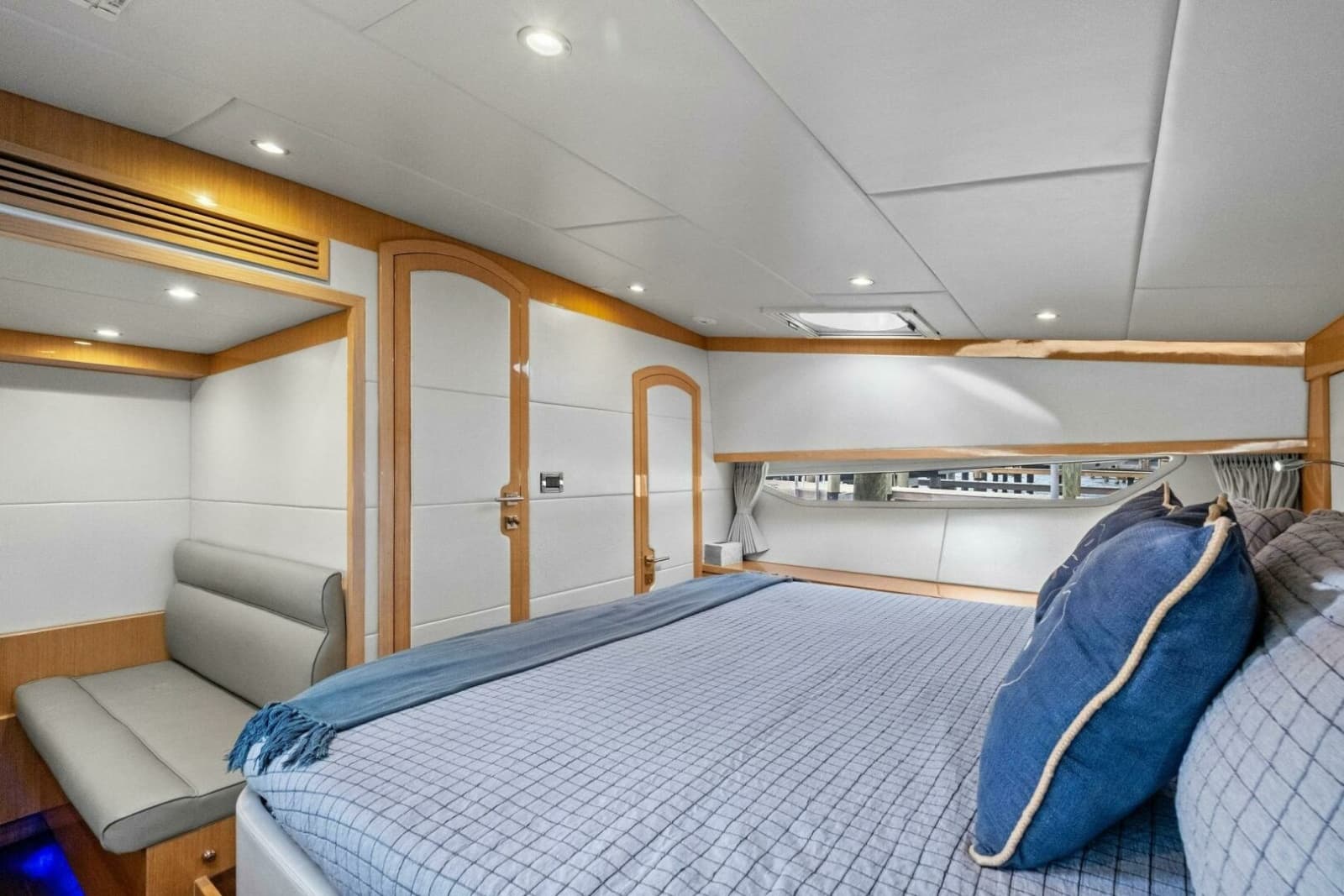 2018 Mares 47 Outboard Express Catamaran - Photo 31