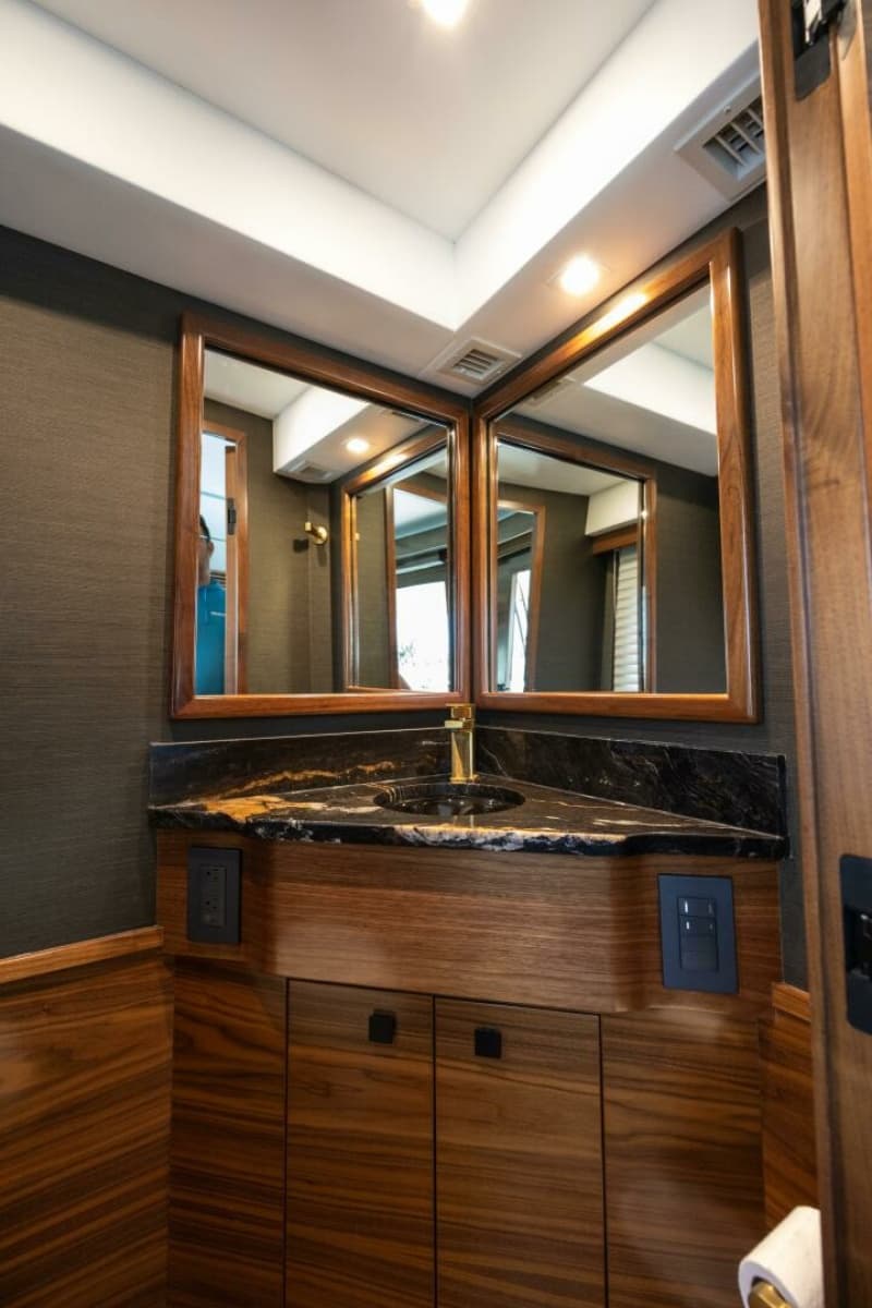 2025 Viking 82 Convertible - Photo 17