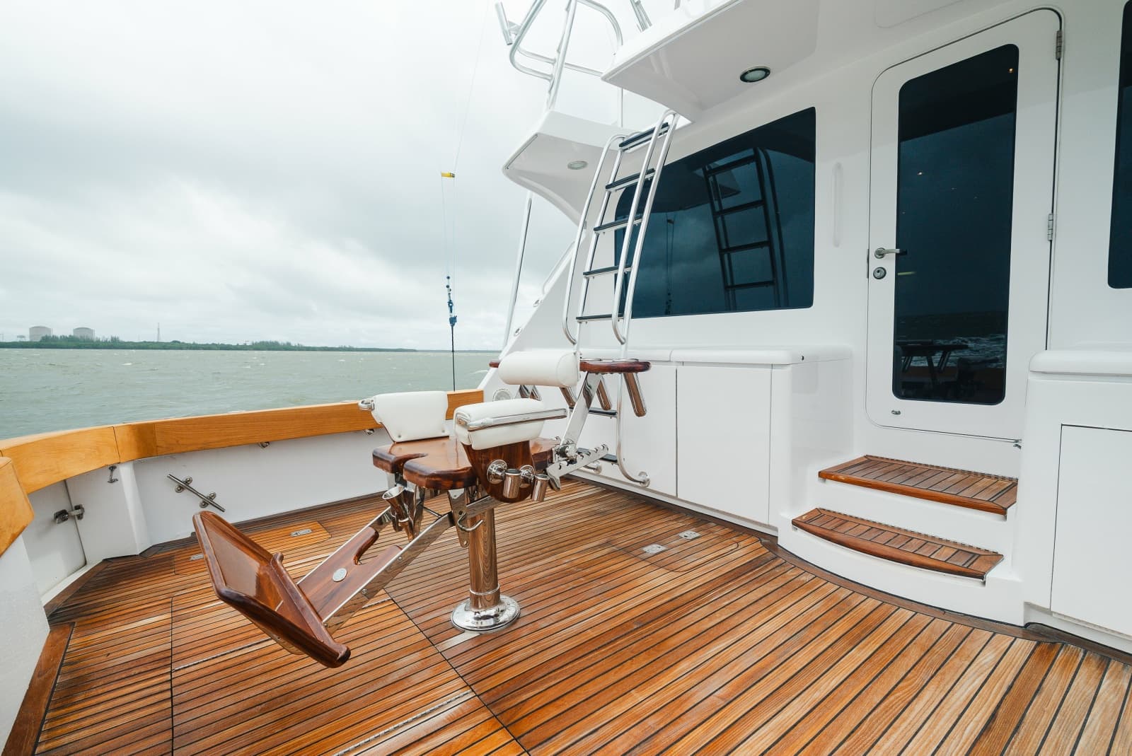2005 Hatteras 60 Convertible - Photo 17