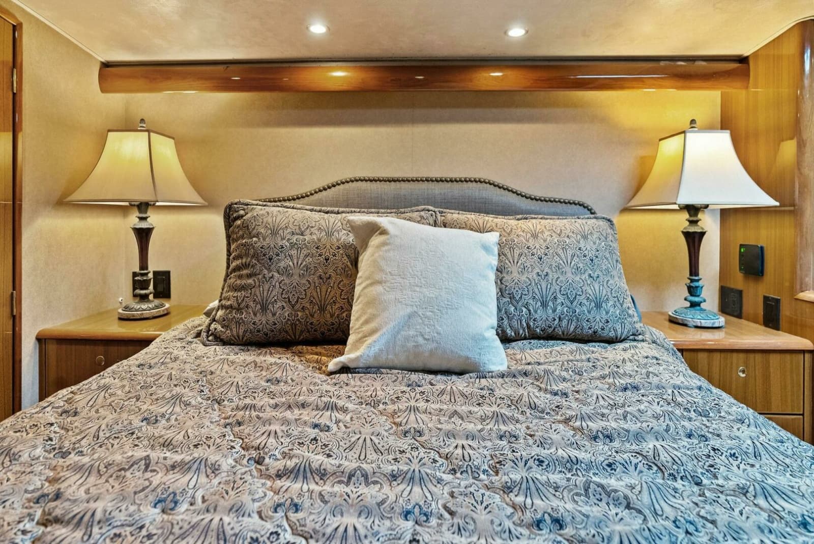 2006 Viking 61 Convertible - Photo 18