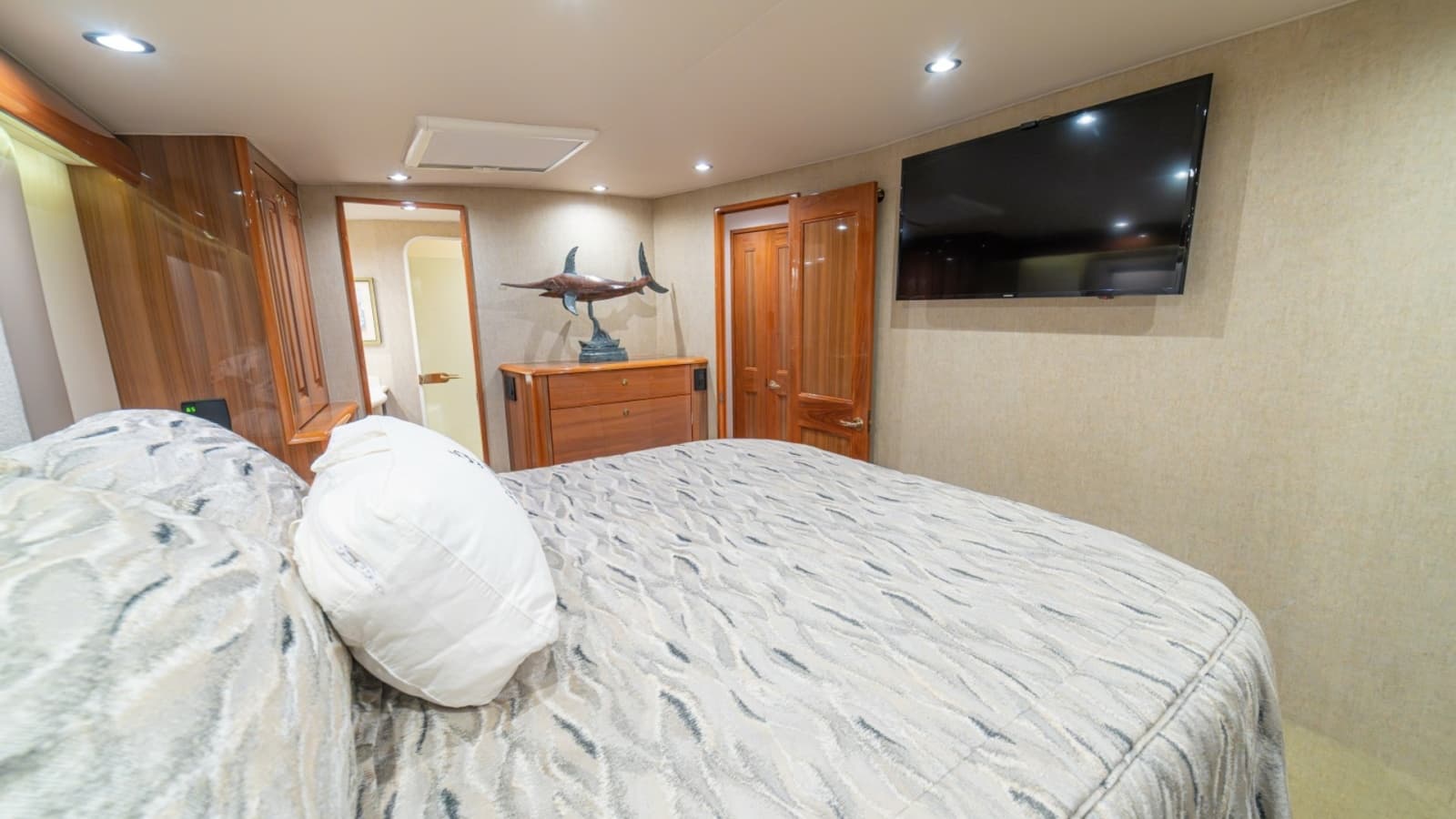 2005 Viking 61 Convertible - Photo 30