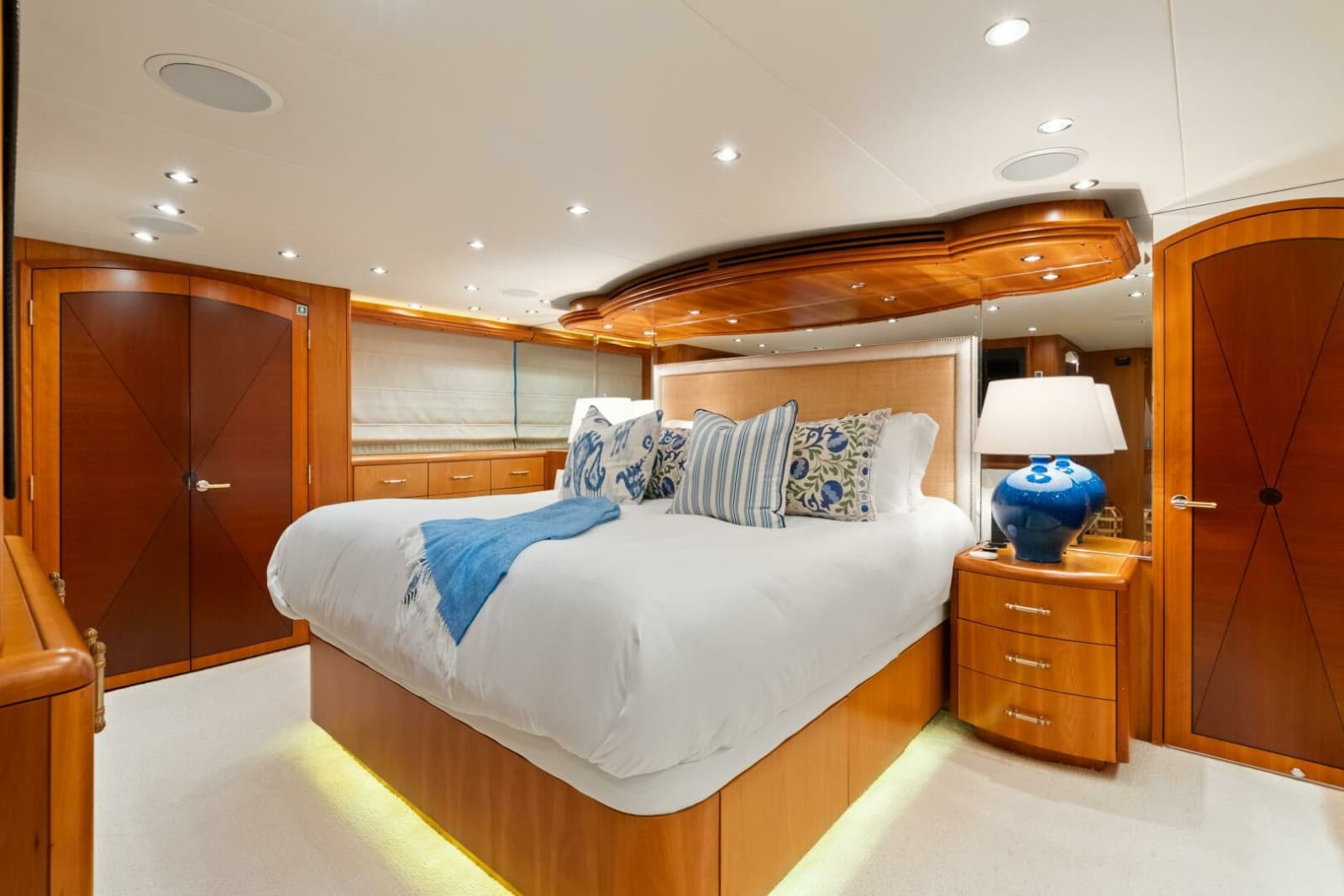 2005 Hatteras 100 Motor Yacht - Photo 2