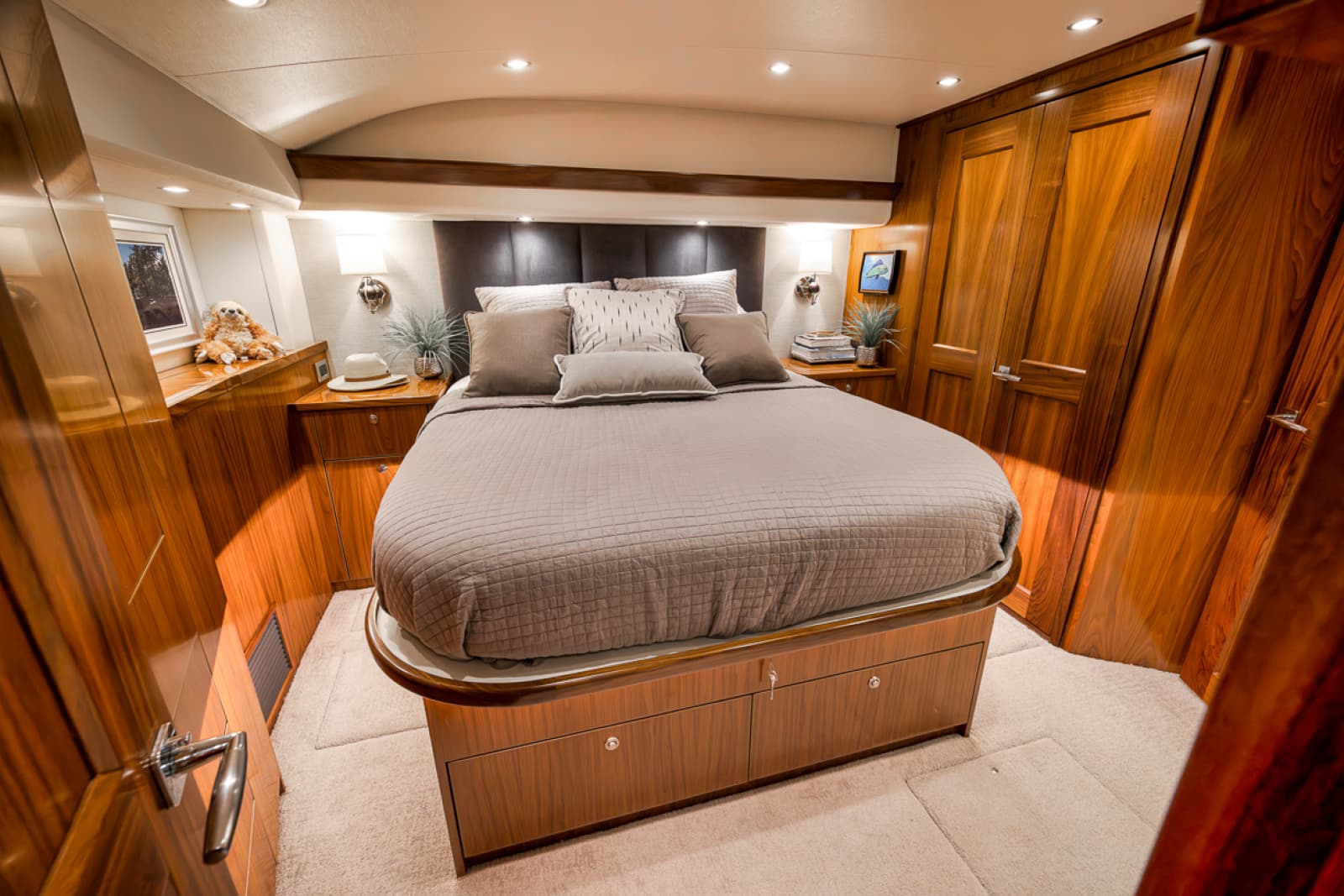 2020 Viking 68 Convertible - Photo 15