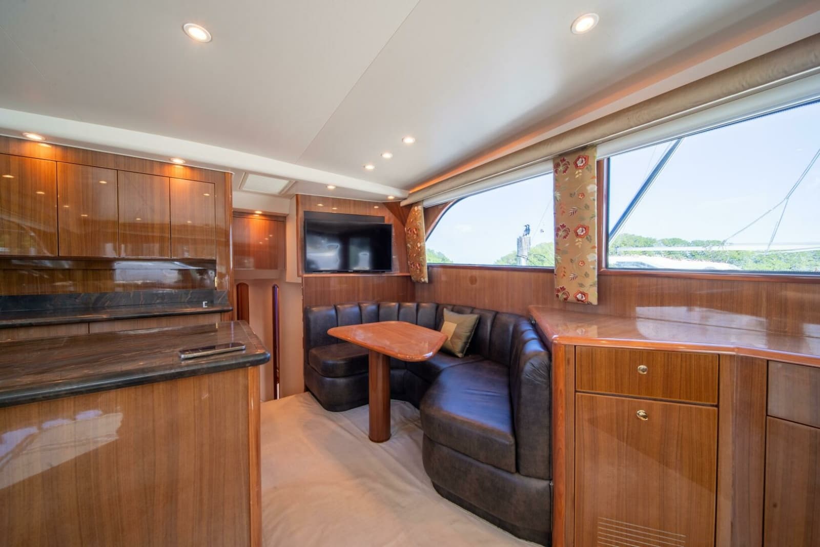 2006 Viking 52 Convertible - Photo 11