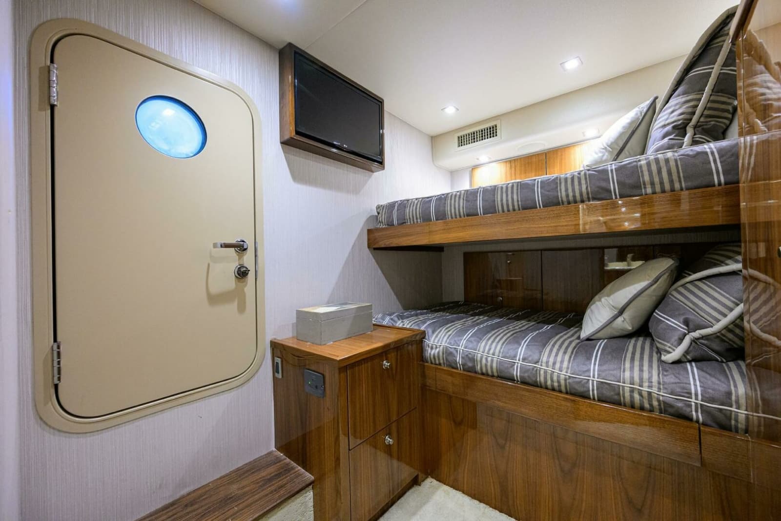 2021 Viking 72 Convertible - Photo 23