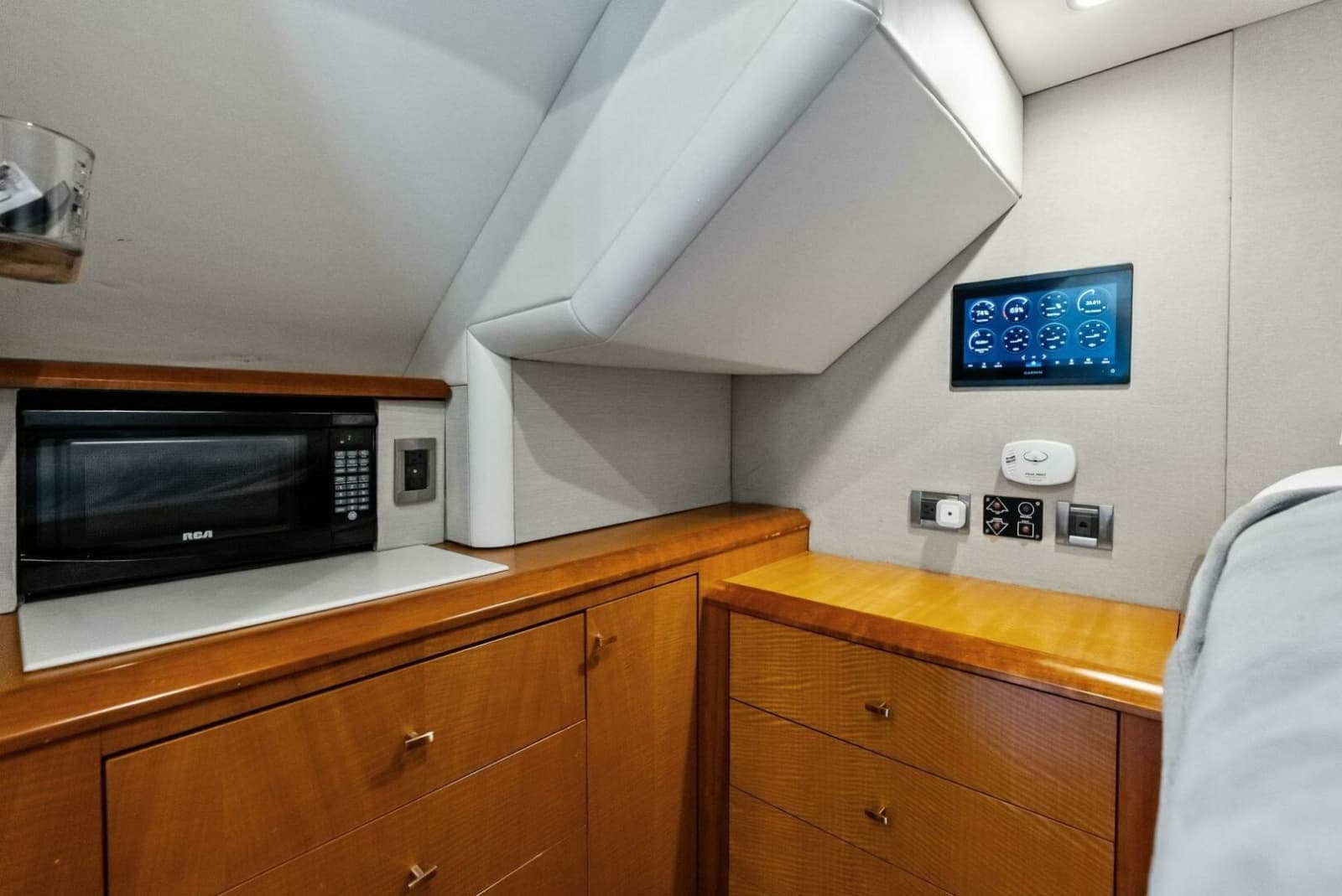 2006 Lazzara Yachts 84 Skylounge - Photo 151