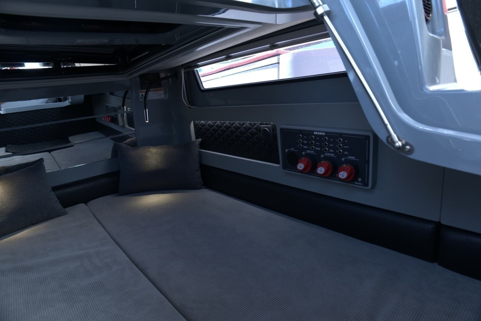 2023 Axopar 31 Brabus Shadow 500 - Photo 13