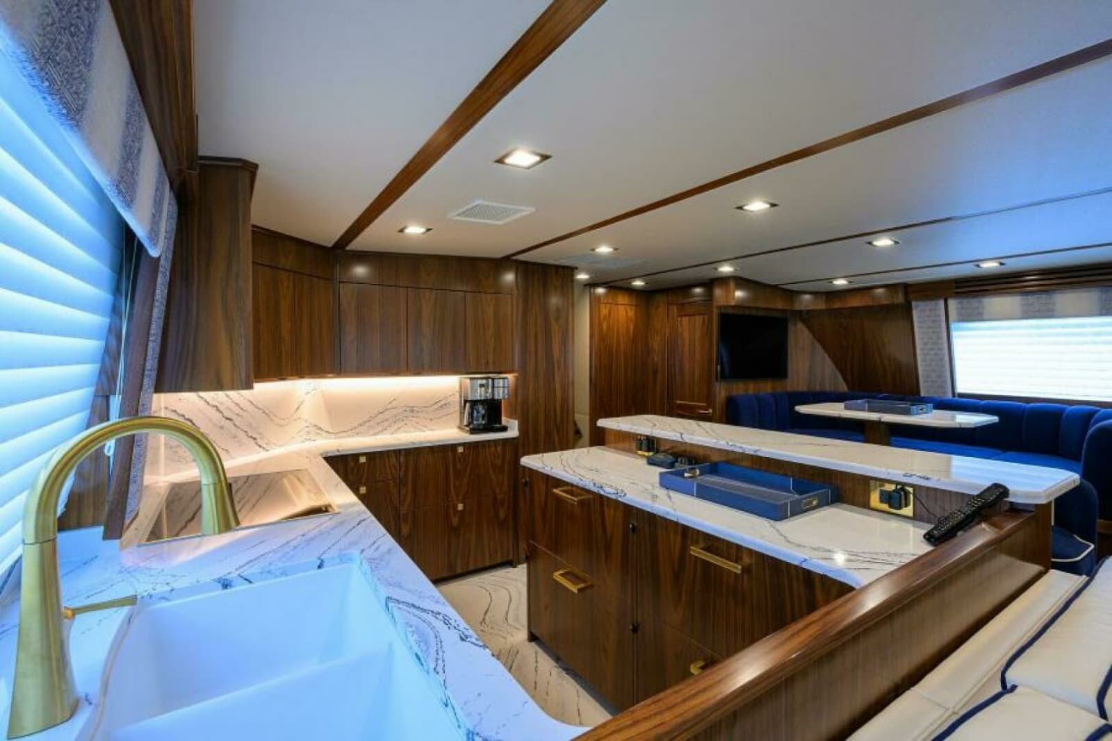 2024 Viking 80 Convertible - Photo 7