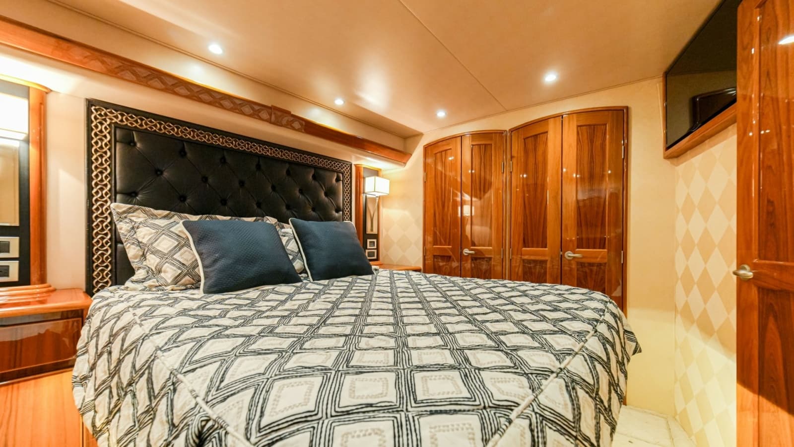 2014 Viking 66 Convertible - Photo 11