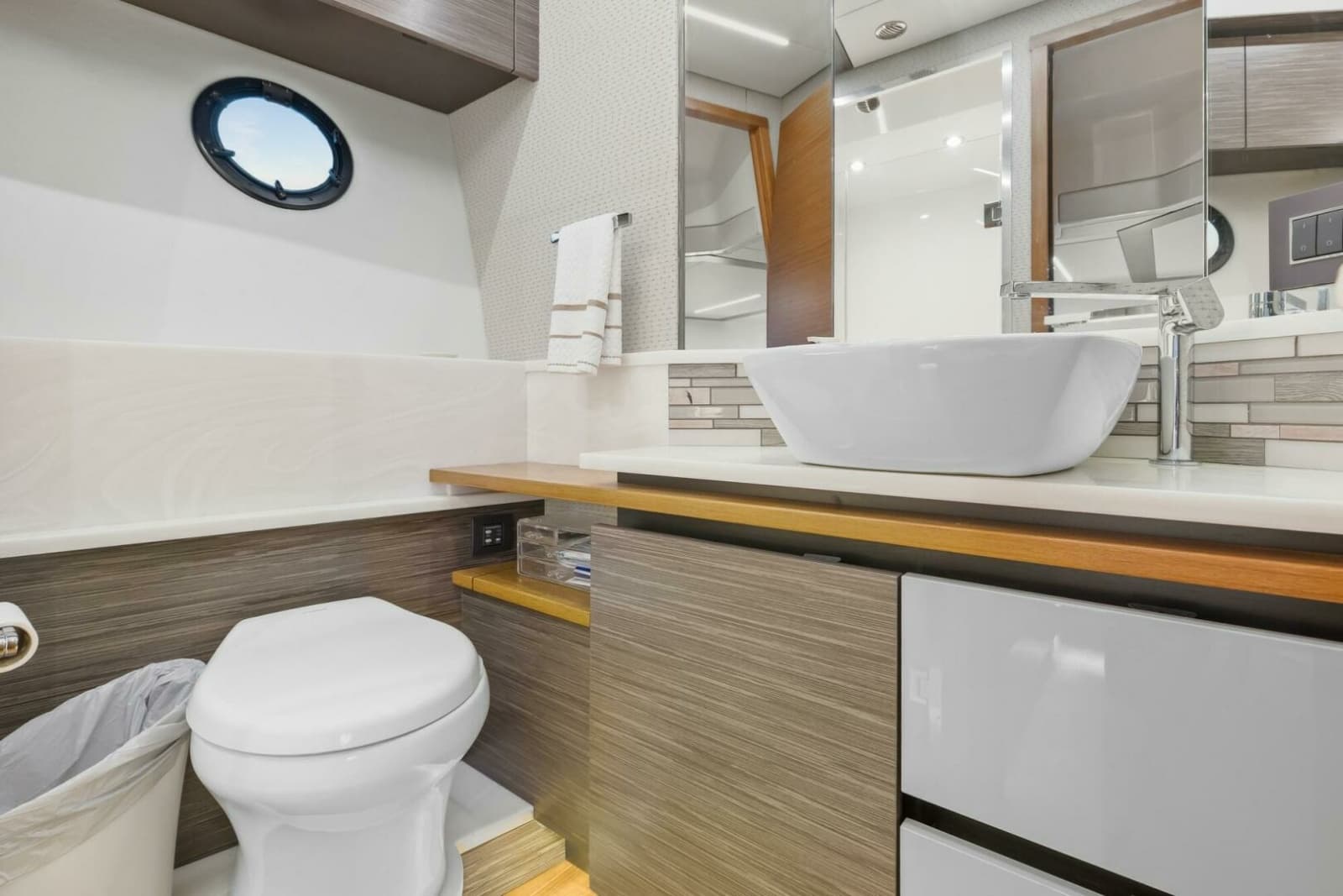 2019 Tiara Yachts C49 Coupe - Photo 41