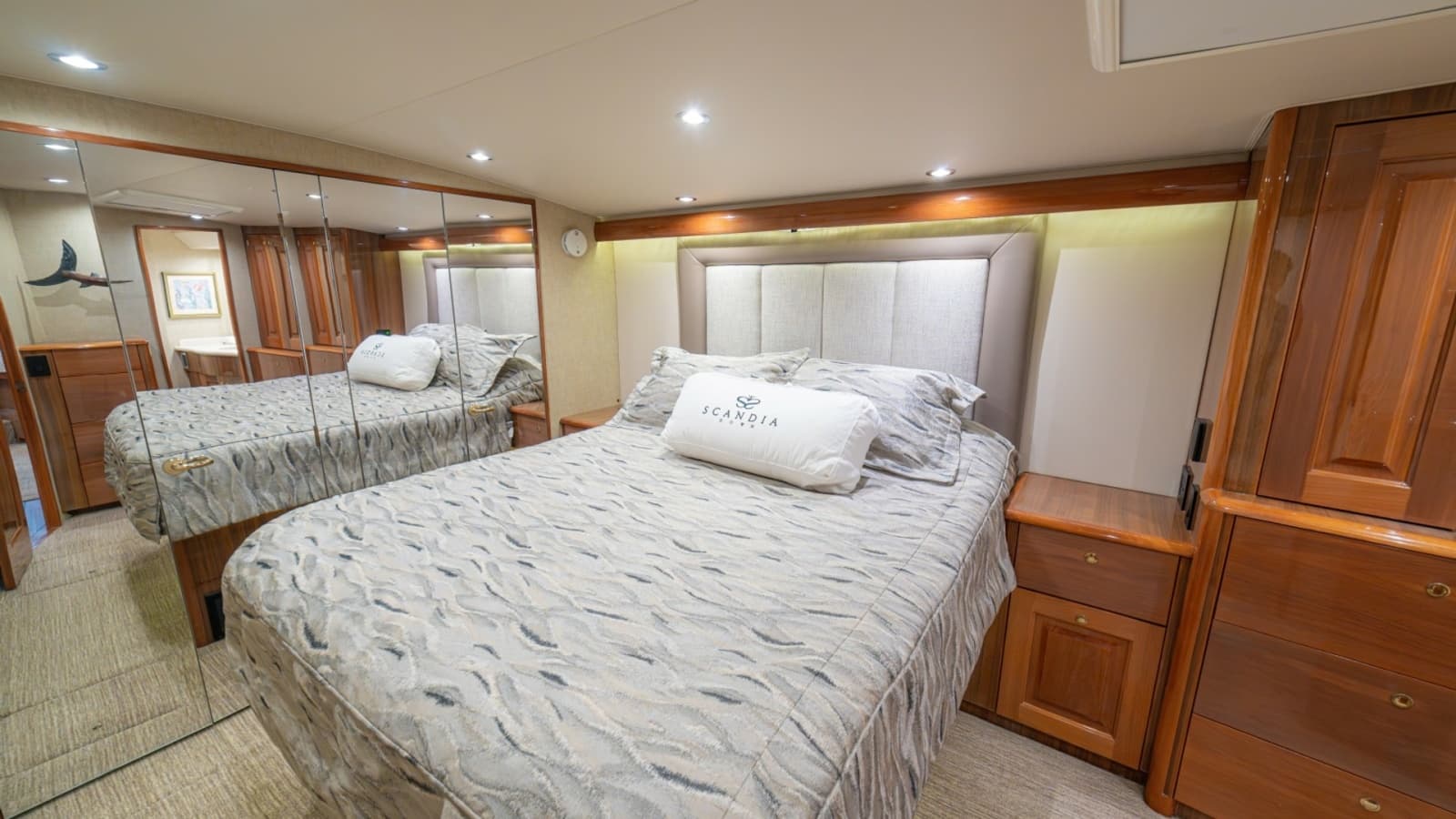 2005 Viking 61 Convertible - Photo 32