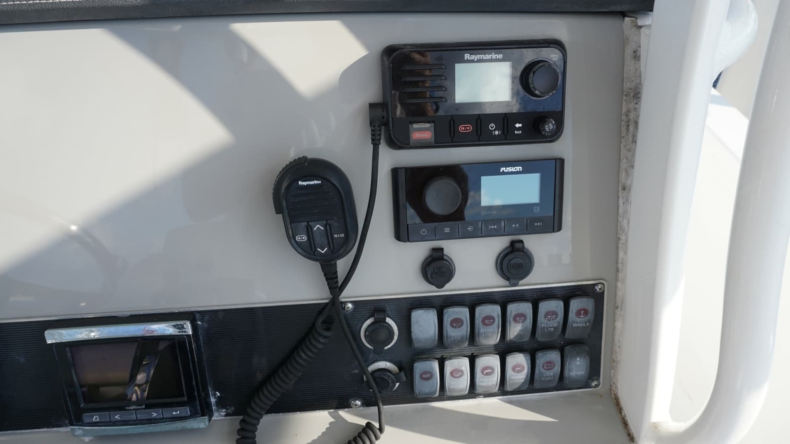 2016 Boston Whaler 270 Dauntless - Photo 4