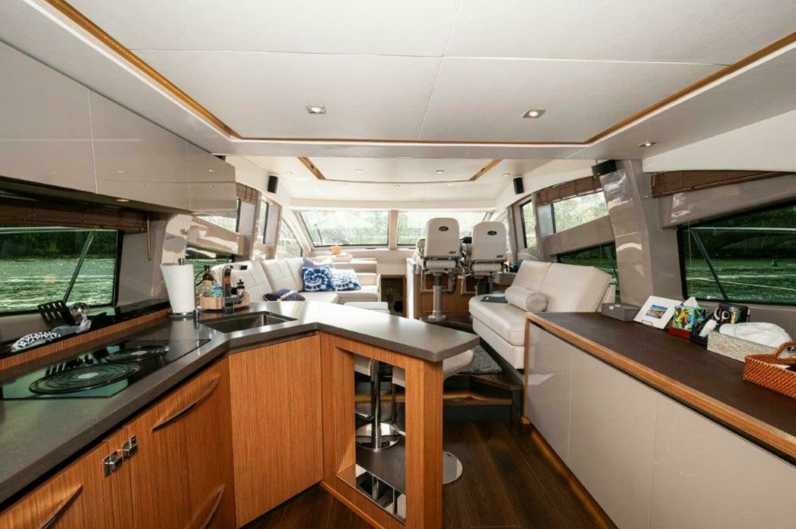 2018 Sea Ray L550 Flybridge - Photo 10