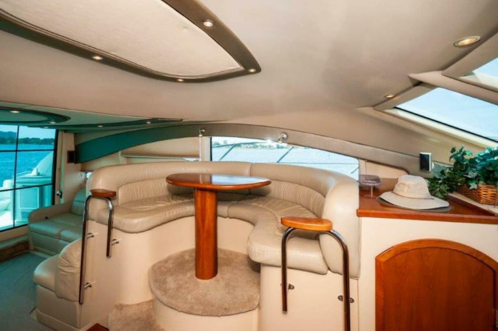 2006 Cruisers Yachts 477 Sport Sedan - Photo 9