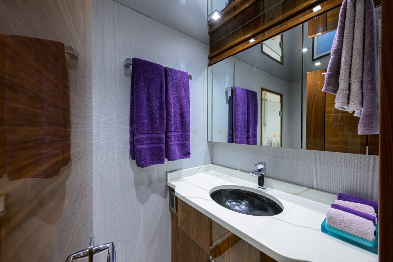2023 Viking 80 Skybridge - Photo 21
