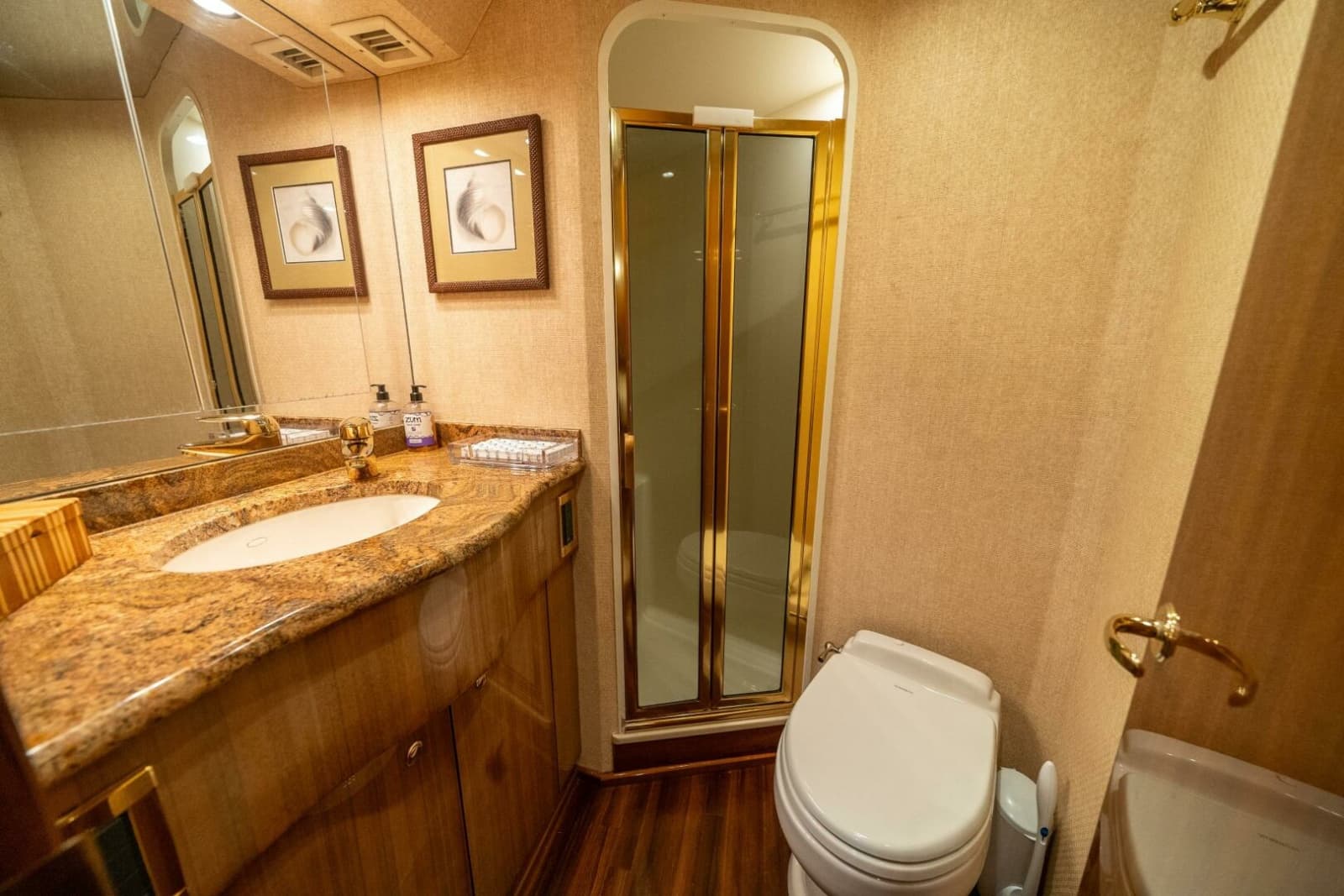 2006 Viking 68 Convertible - Photo 38