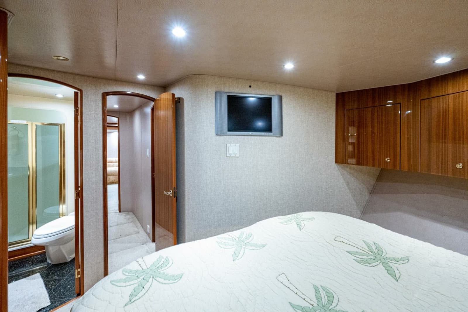 2005 Viking 74 Convertible - Photo 21