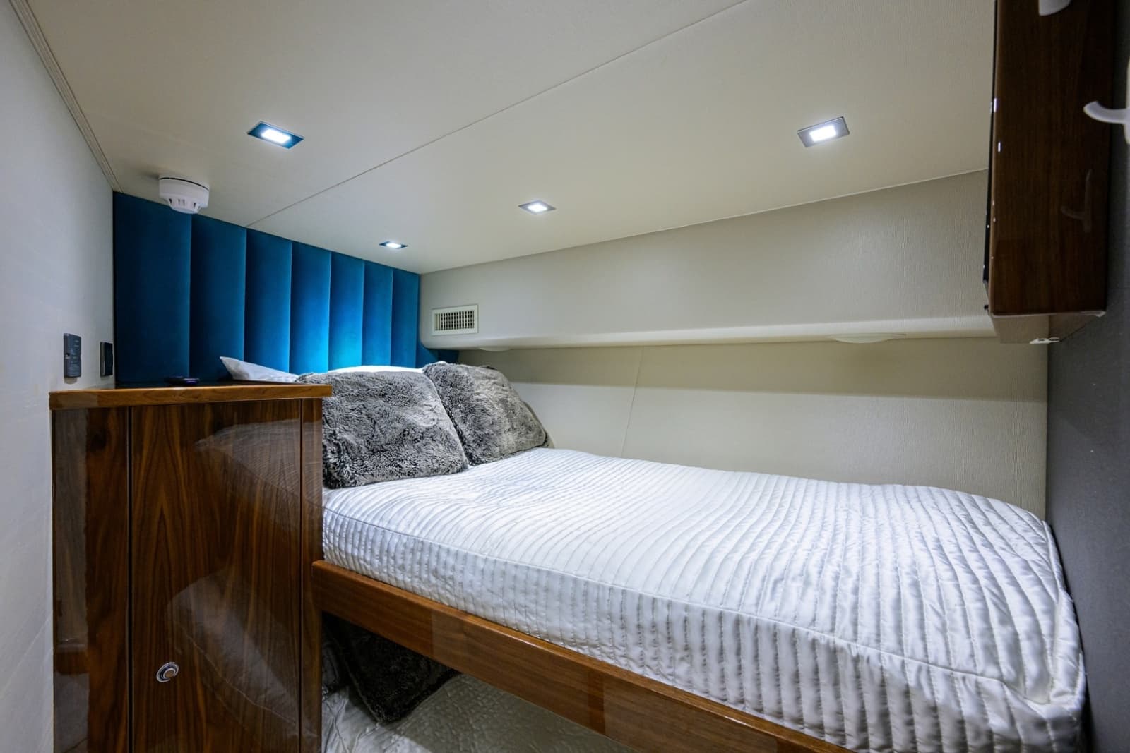 2023 Viking 80 Skybridge - Photo 22