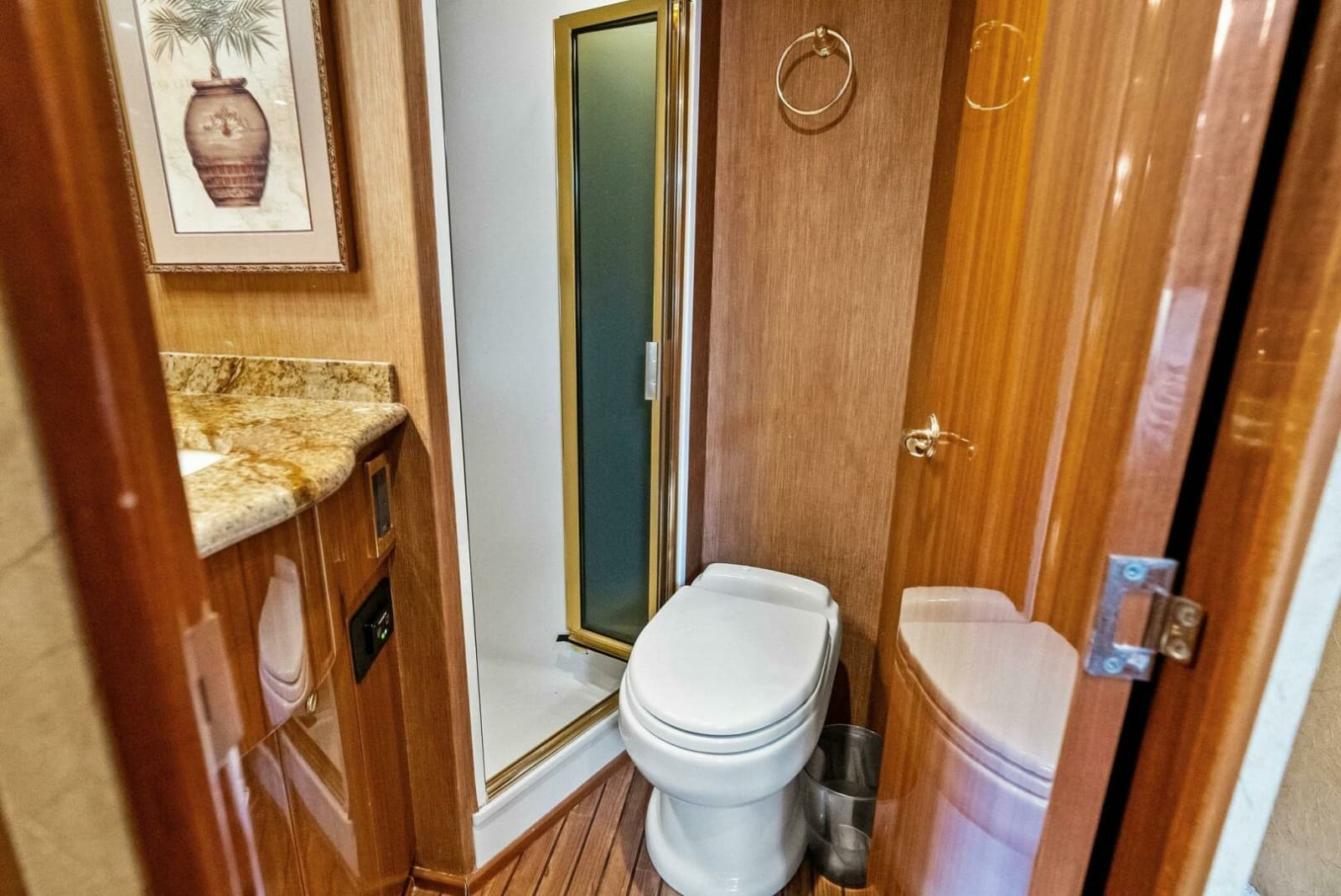 2006 Viking 61 Convertible - Photo 21