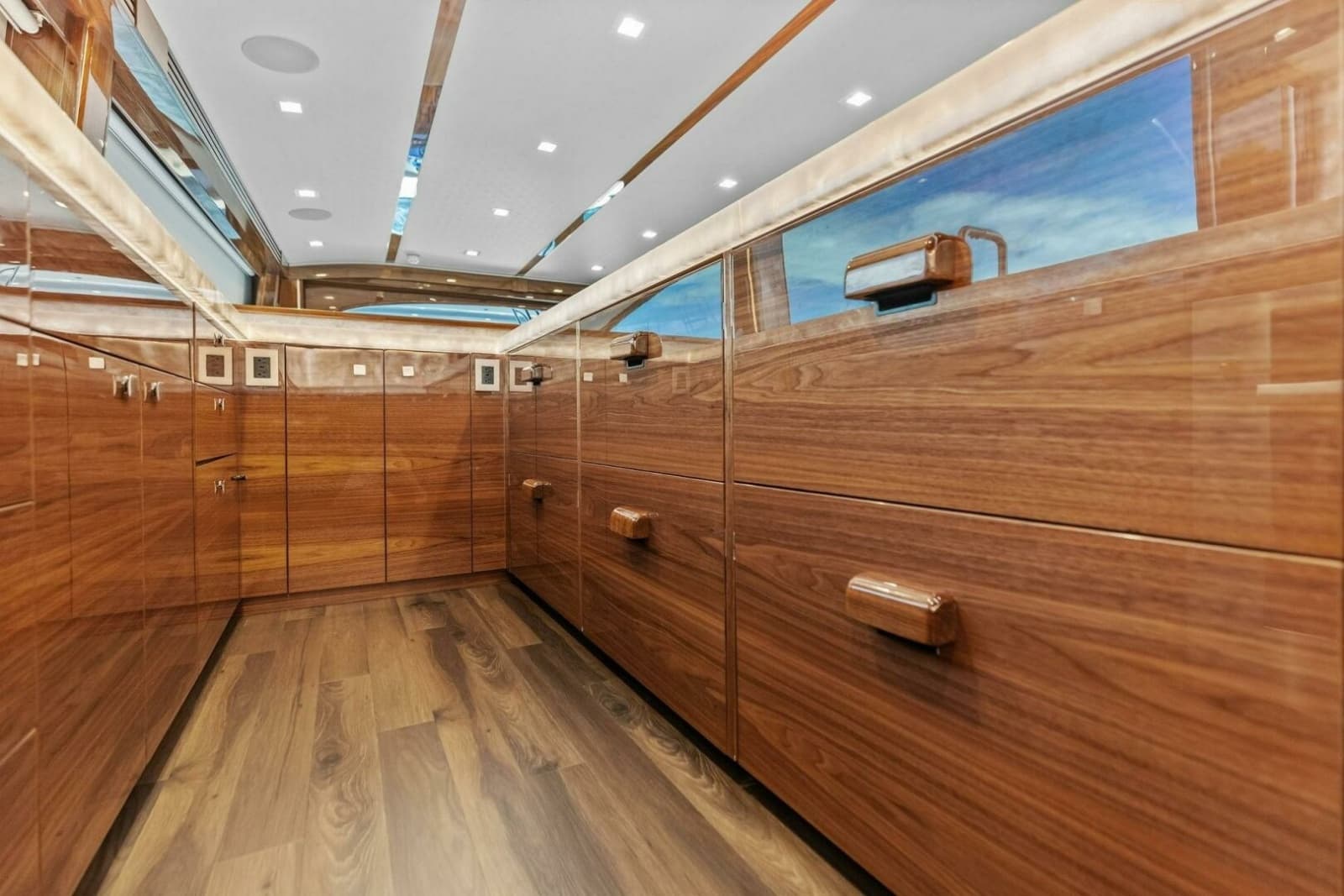 2026 Viking 82 Convertible - Photo 41