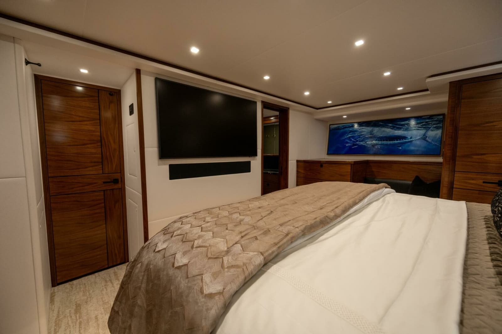 2025 Viking 82 Convertible - Photo 18
