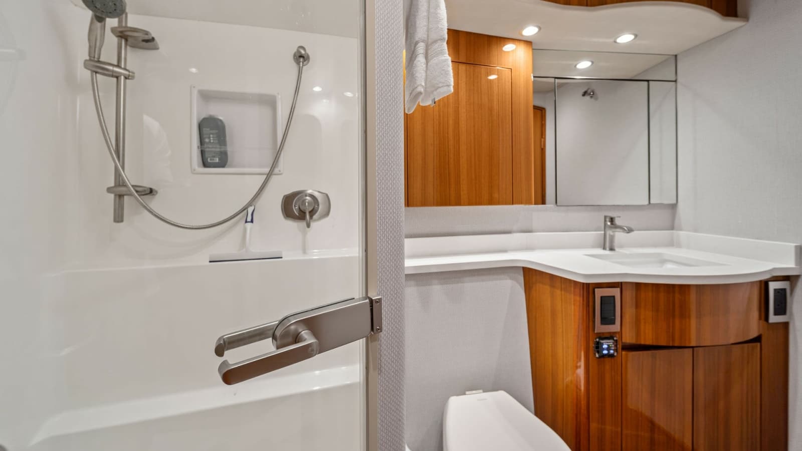 2015 Viking 55 Convertible - Photo 41