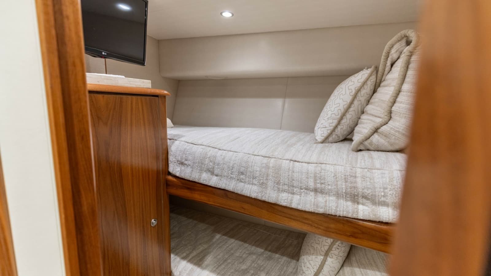 2020 Viking 62 Convertible - Photo 27