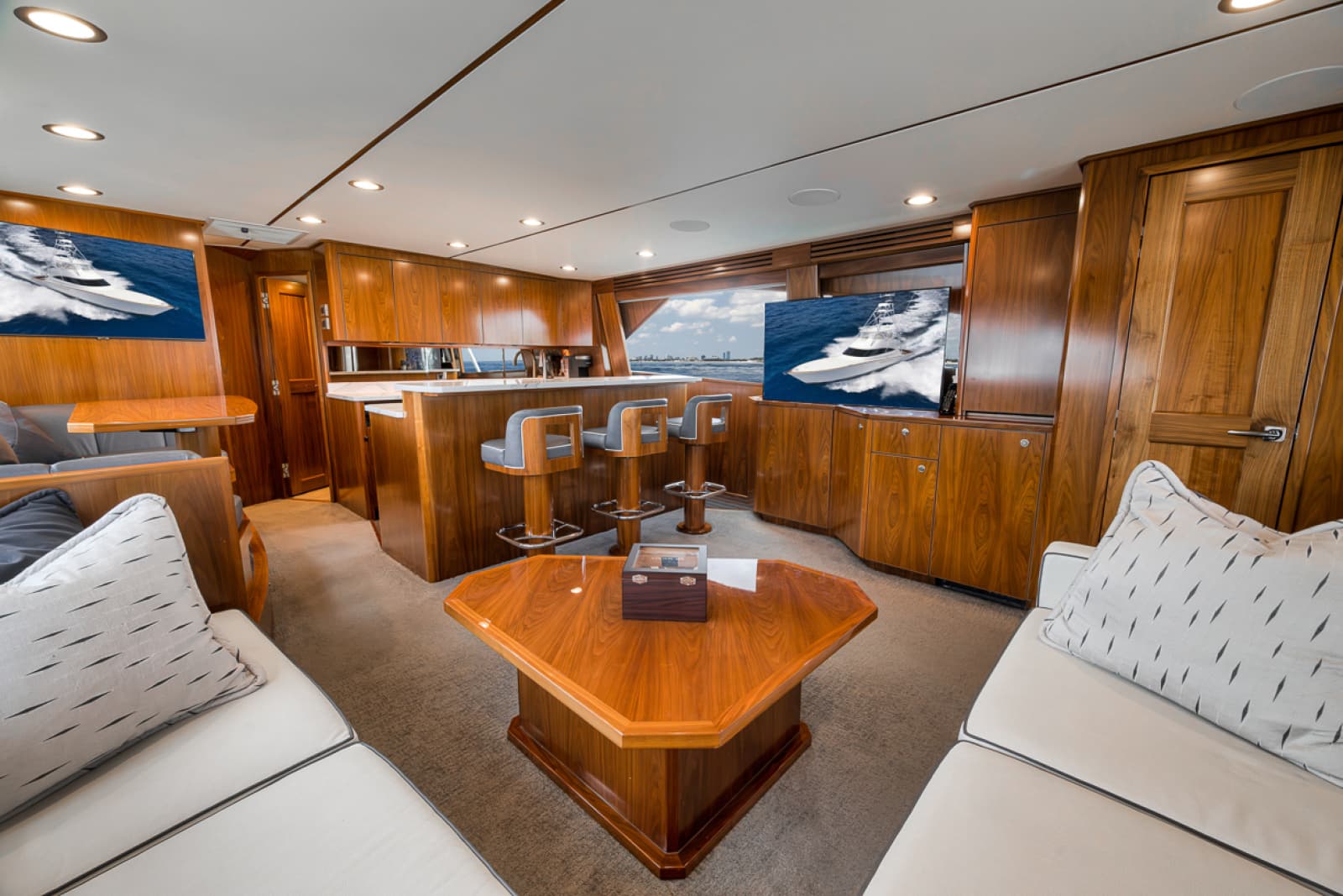 2020 Viking 68 Convertible - Photo 5