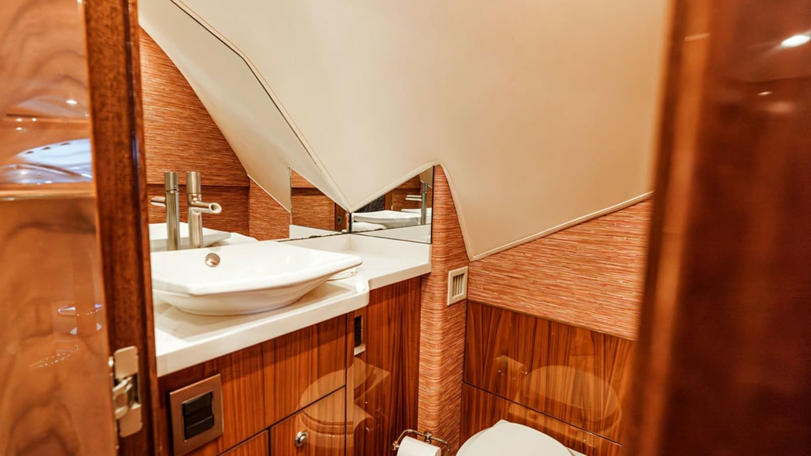 2019 Viking 80 Skybridge - Photo 21