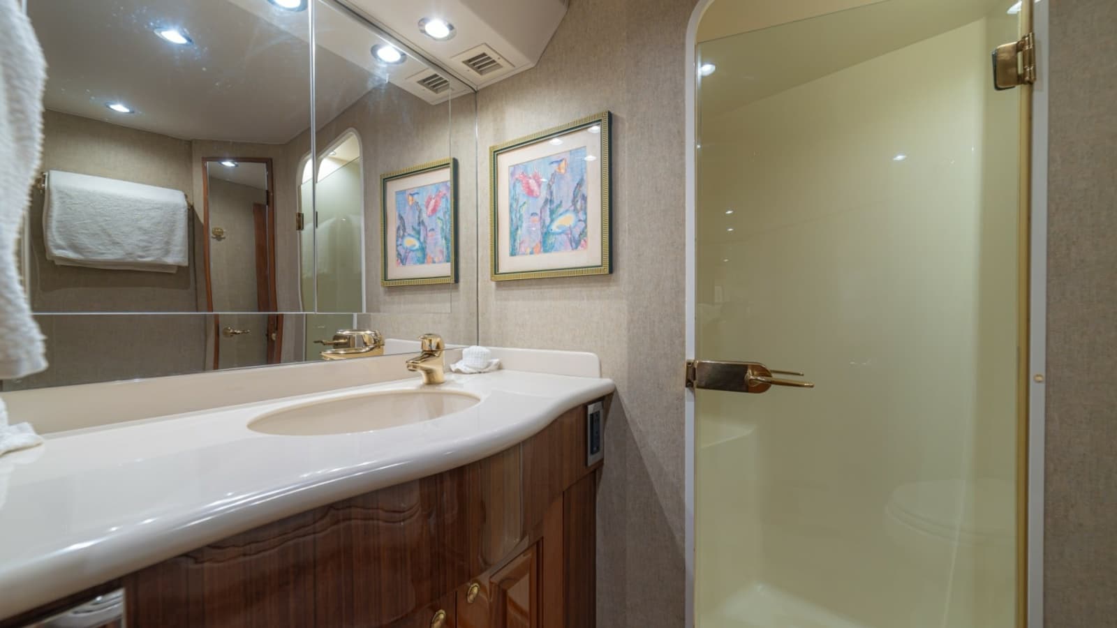 2005 Viking 61 Convertible - Photo 35
