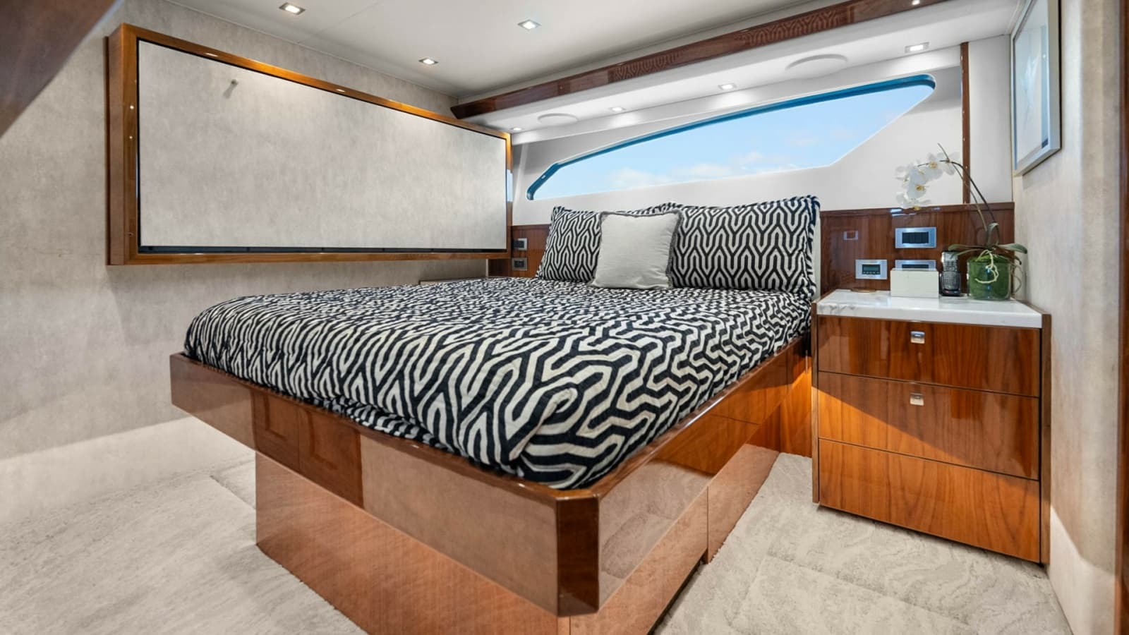 2017 Viking 92 Enclosed Bridge - Photo 38