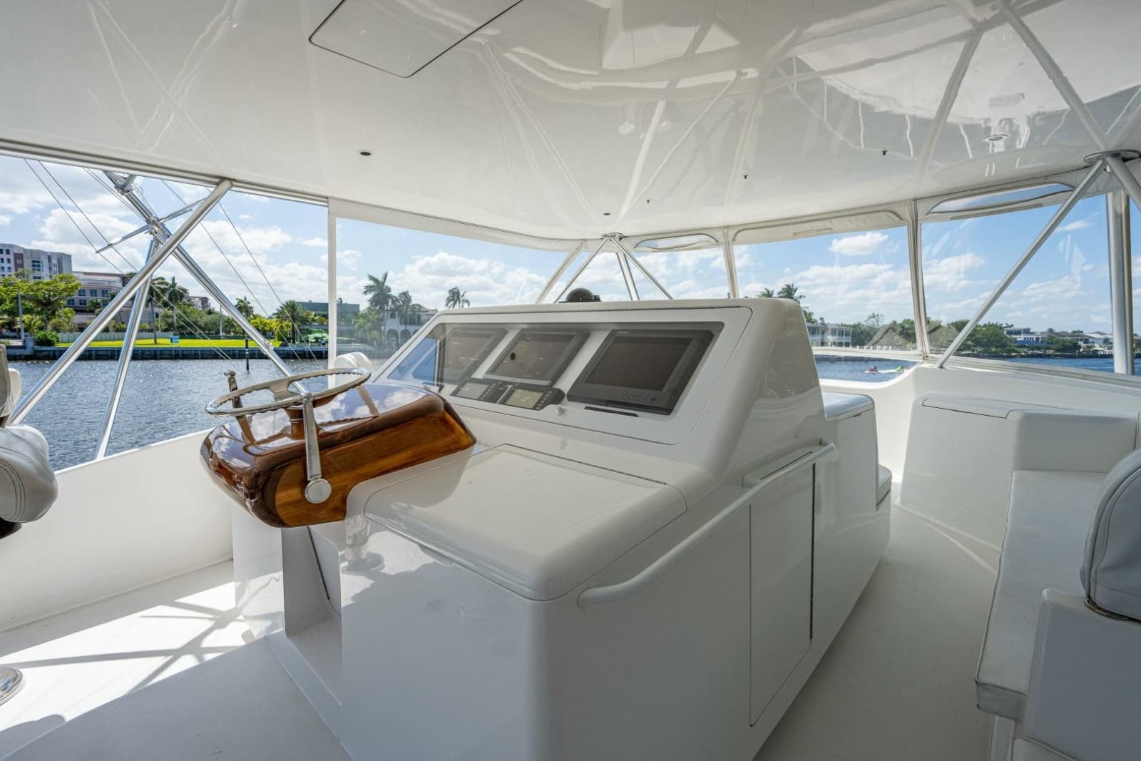 2005 Viking 74 Convertible - Photo 40