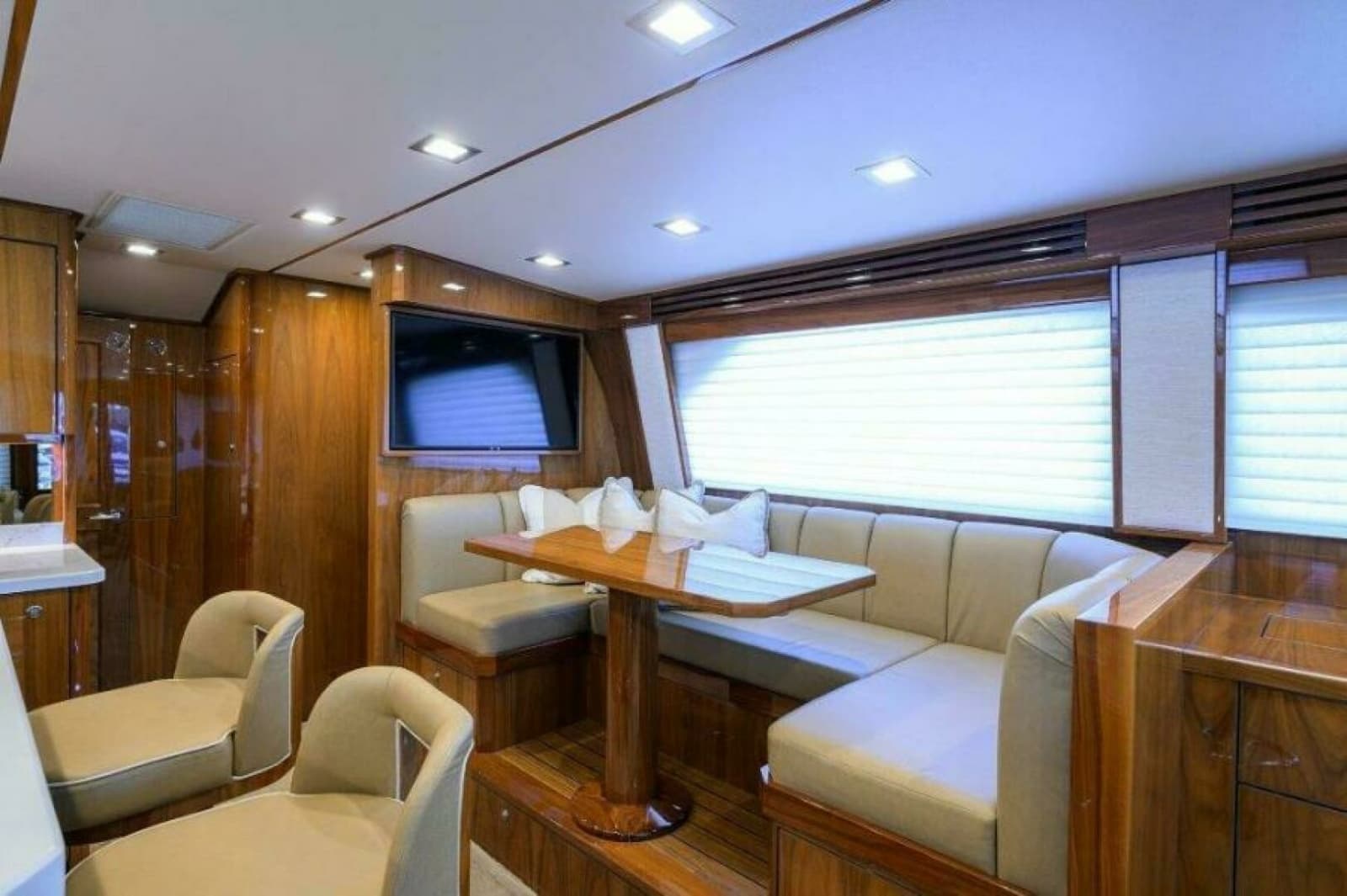2020 Viking 72 Convertible - Photo 7