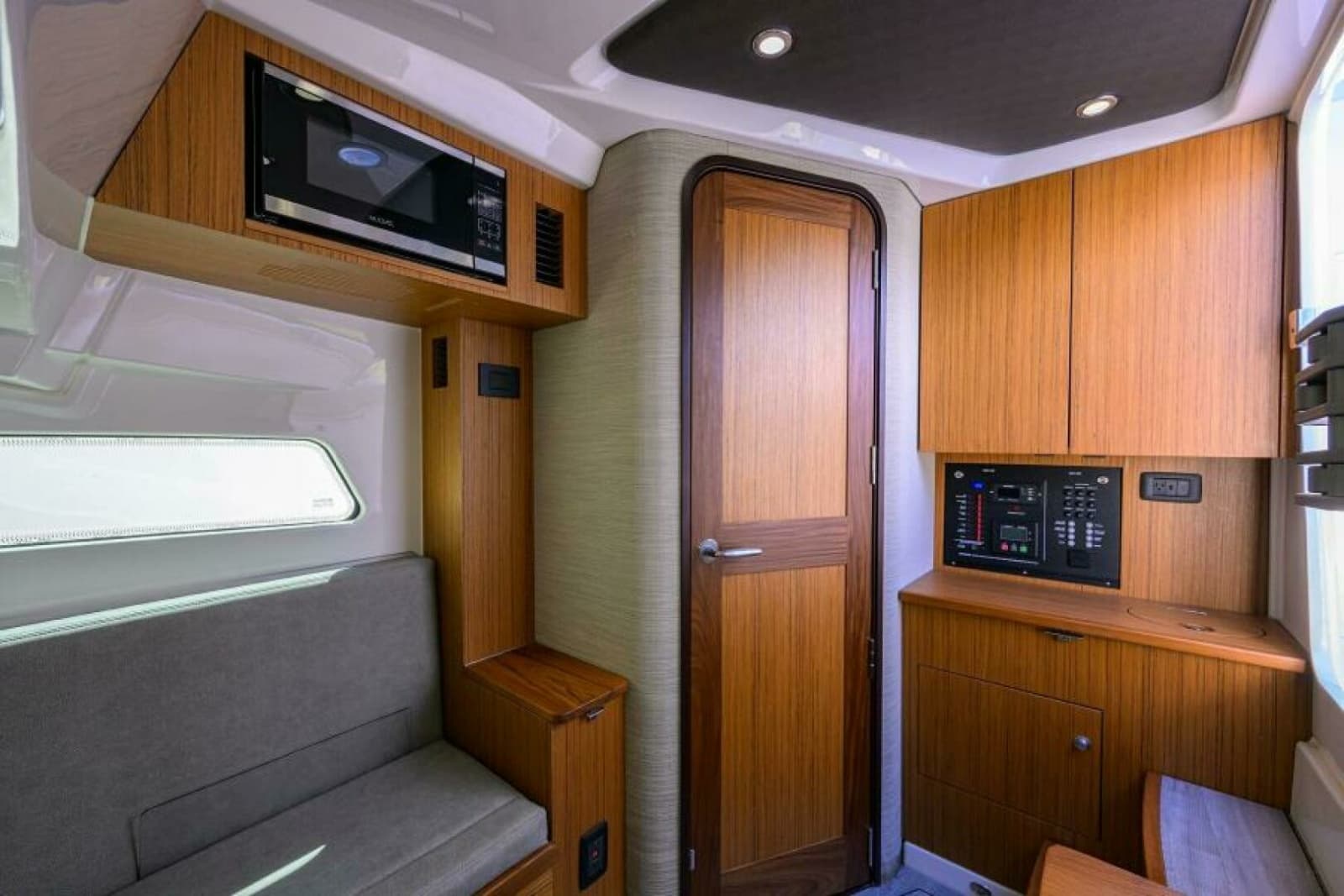 2021 Solace Center Console - Photo 4