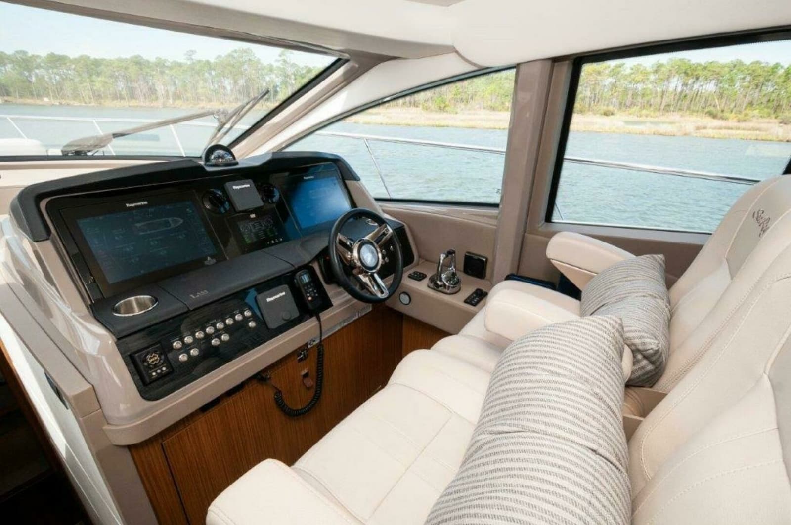 2018 Sea Ray L550 Flybridge - Photo 29