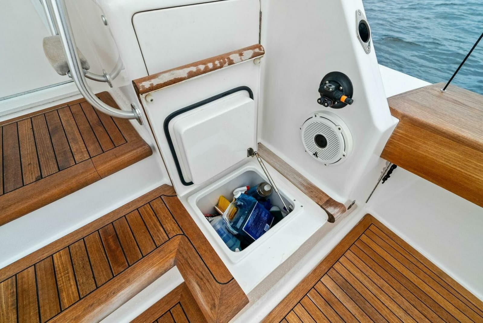 2006 Viking 61 Convertible - Photo 53