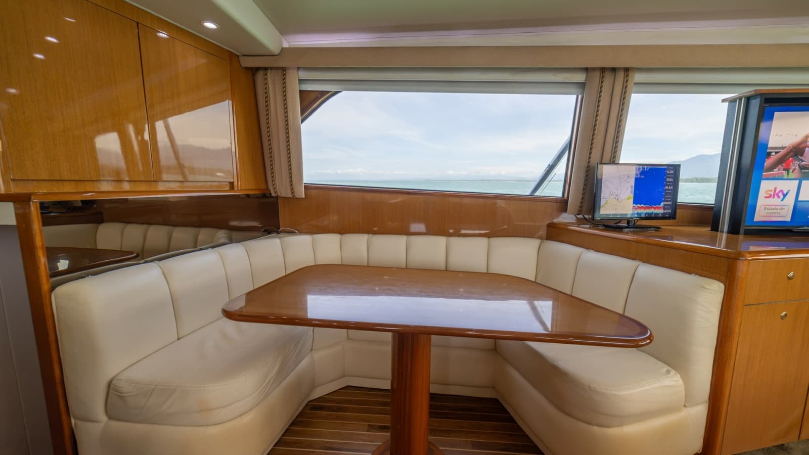 2002 Viking 61 Convertible - Photo 8