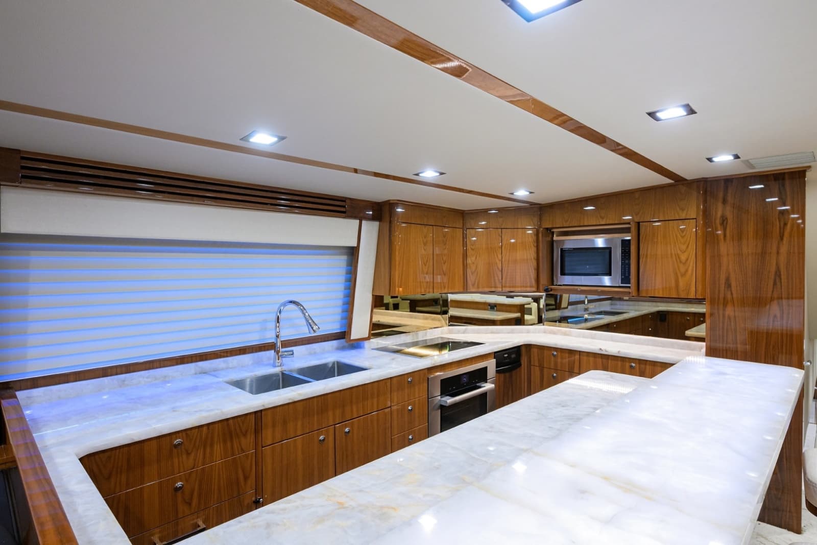 2023 Viking 80 Skybridge - Photo 7