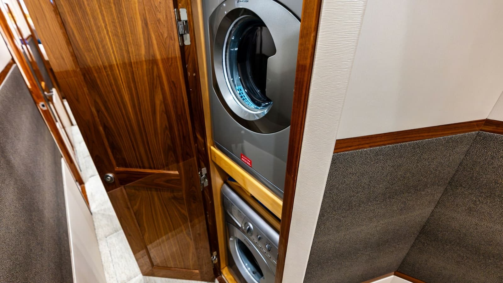 2017 Viking 80 Convertible - Photo 21