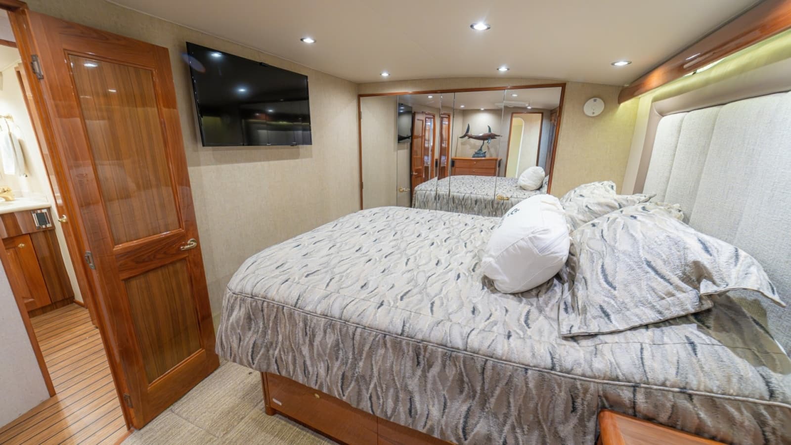 2005 Viking 61 Convertible - Photo 28