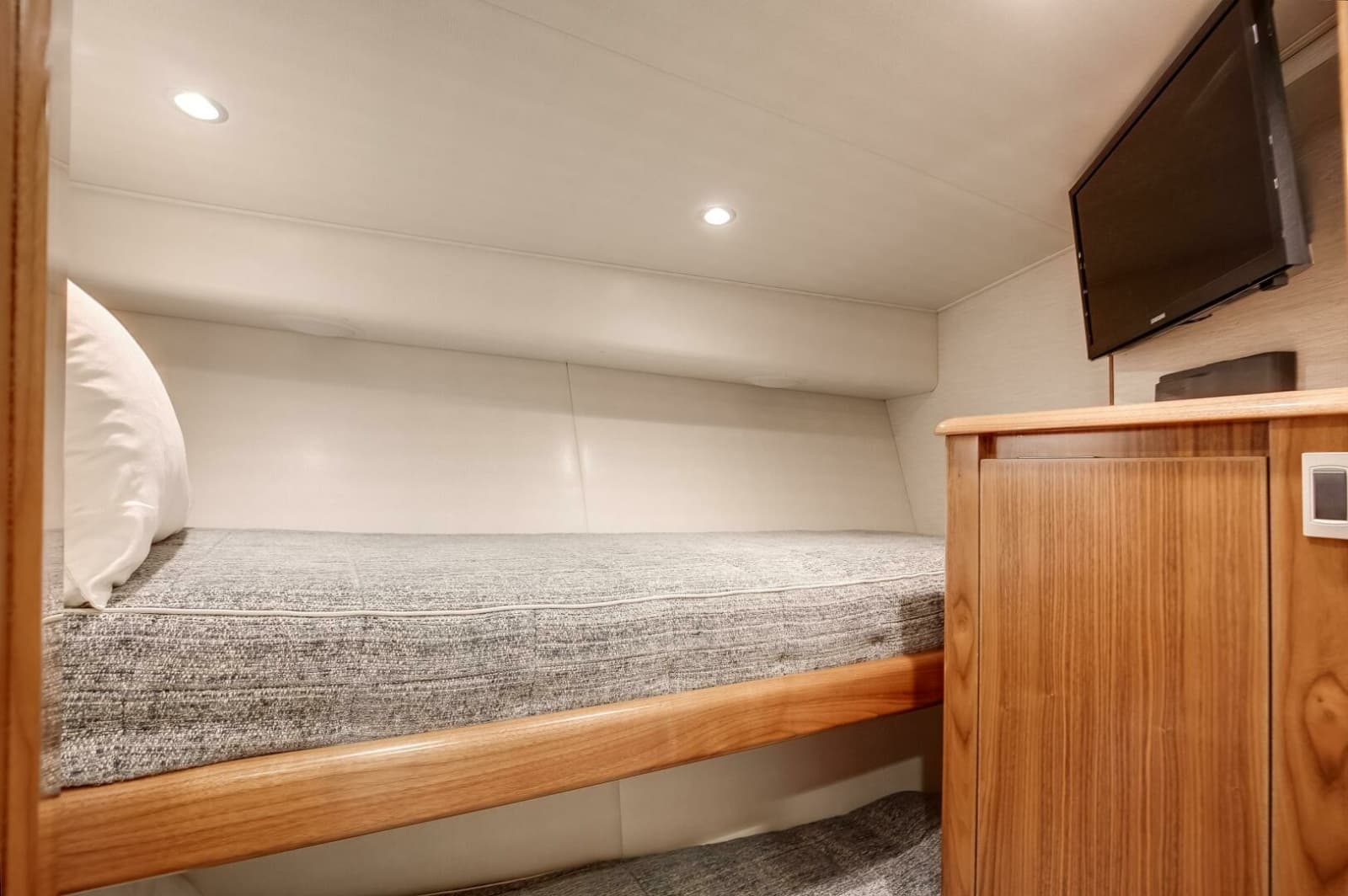 2019 Viking 62 Convertible - Photo 10
