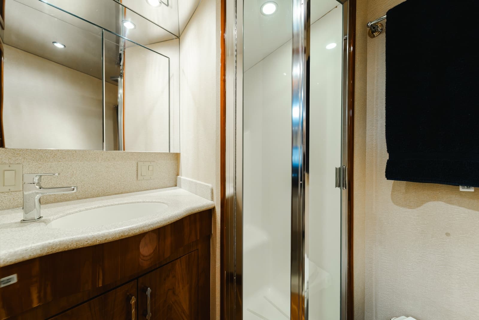 2005 Hatteras 60 Convertible - Photo 13