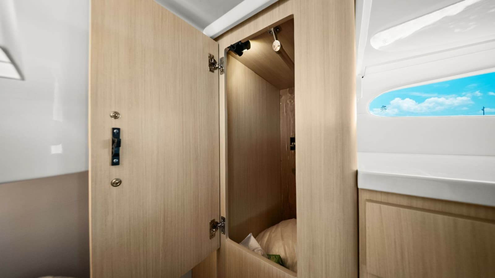 2025 Regal 38 XO - Photo 37