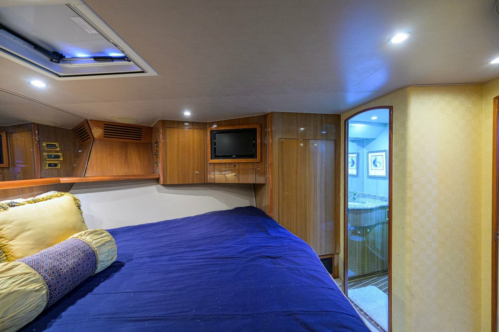 2006 Viking 68 Enclosed Bridge - Photo 20