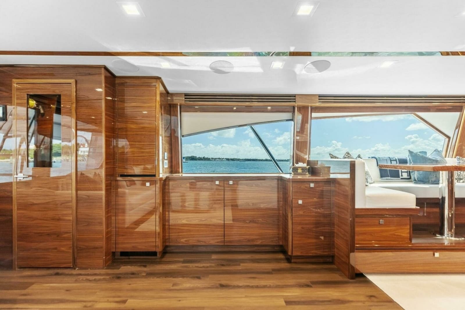2026 Viking 82 Convertible - Photo 27
