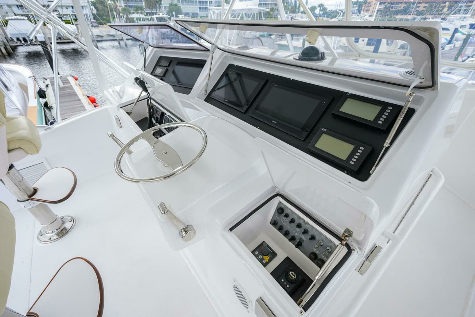 2004 Viking 56 Convertible - Photo 19