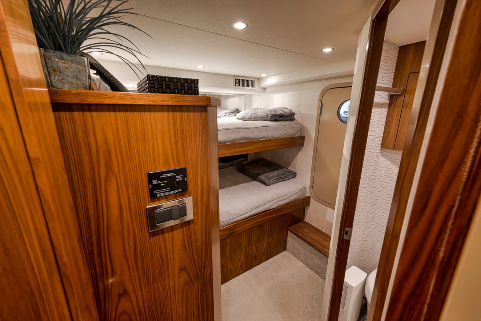 2020 Viking 68 Convertible - Photo 29