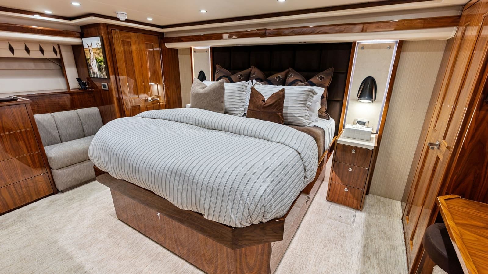 2017 Viking 80 Convertible - Photo 22