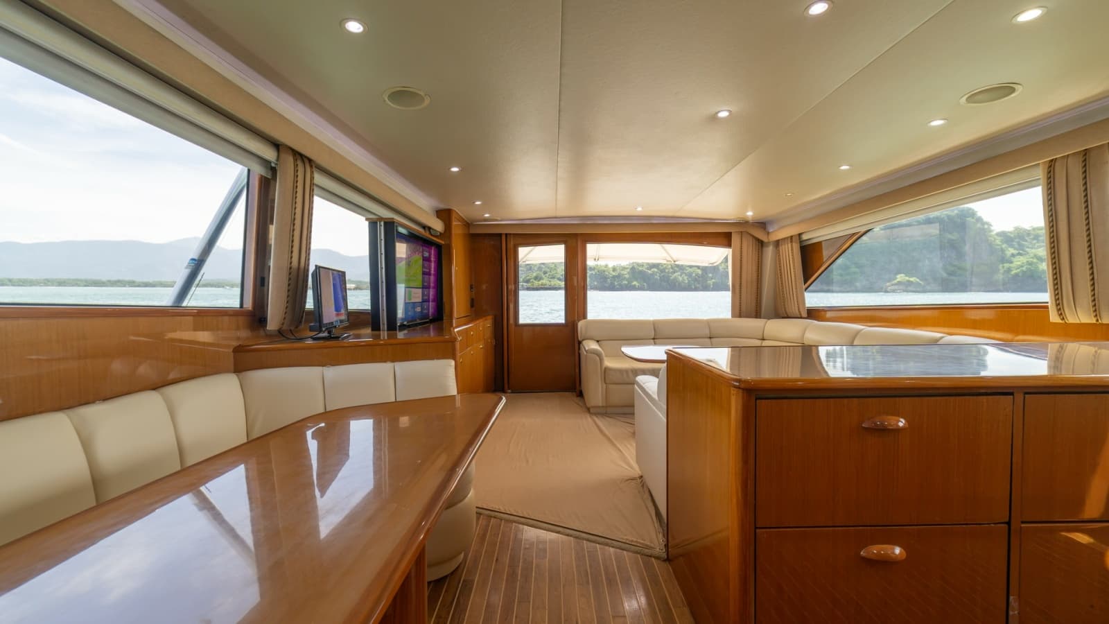 2002 Viking 61 Convertible - Photo 15