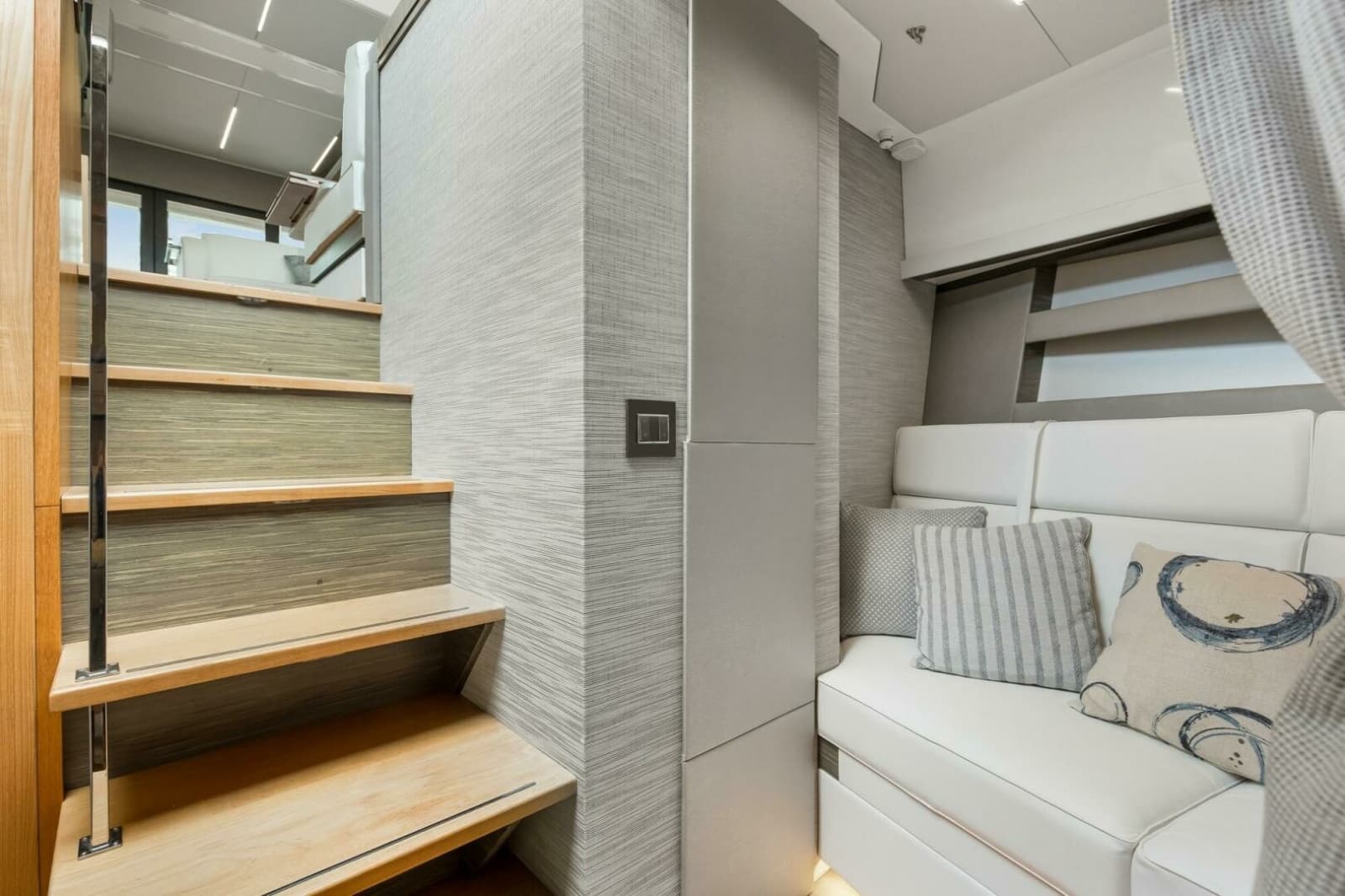 2019 Tiara Yachts C49 Coupe - Photo 31
